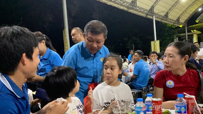 Phó Chủ tịch Thường trực LĐLĐ TPHCM Trần Đoàn Trung thăm hỏi, lì xì, tặng quà gia đình công nhân tại chương trình “Tết Sum vầy - Xuân Đoàn kết” năm 2025