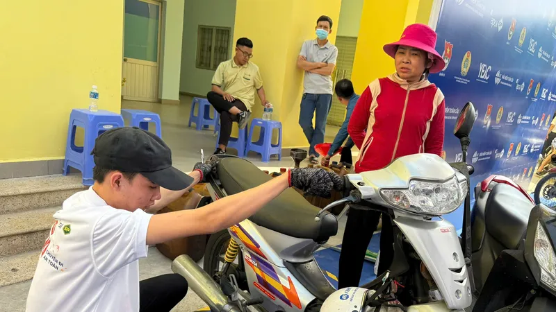 Người lao động được kiểm tra và thay nhớt xe miễn phí tại chương trình