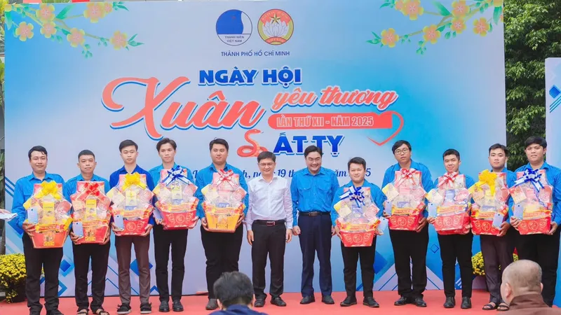 Trưởng Ban Dân vận Thành ủy TPHCM Nguyễn Mạnh Cường trao quà đến đoàn viên, thanh niên có hoàn cảnh khó khăn