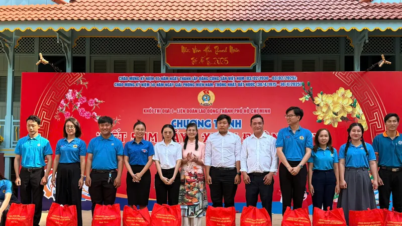 Trao quà chăm lo đoàn viên công đoàn khó khăn tại chương trình “Tết Sum vầy – Xuân đoàn kết”