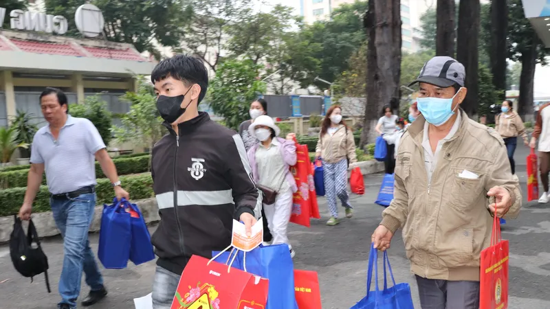 Gia đình đoàn viên nghiệp đoàn trong niềm vui được về quê đón tết trên "Chuyến xe mùa xuân”