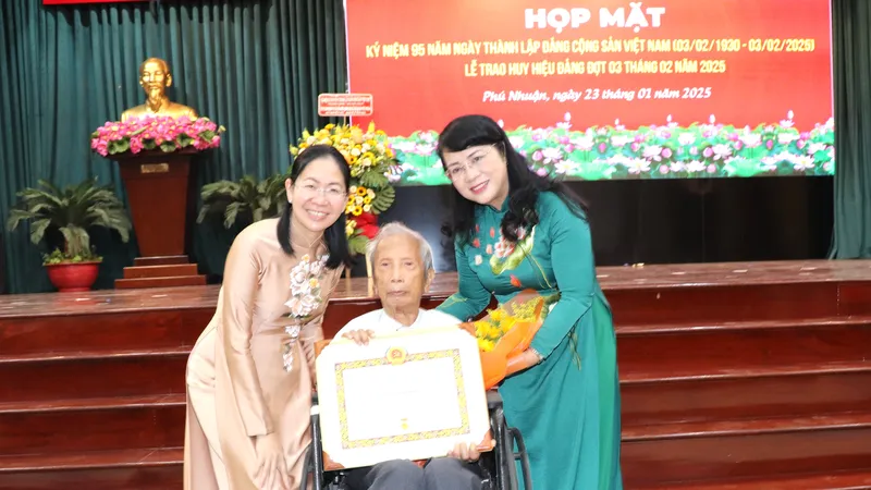 Đồng chí Trần Kim Yến và đồng chí Phan Thị Thanh Phương chúc mừng đảng viên nhận Huy hiệu Đảng tại quận Phú Nhuận