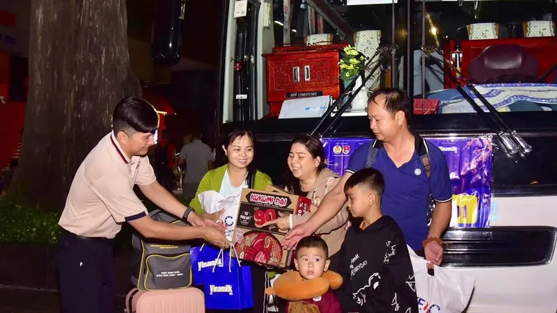 Gia đình công nhân trong niềm vui về quê trên “Chuyến xe mùa xuân - Đưa công nhân về quê đón Tết Ất Tỵ 2025” trong ngày giáp tết