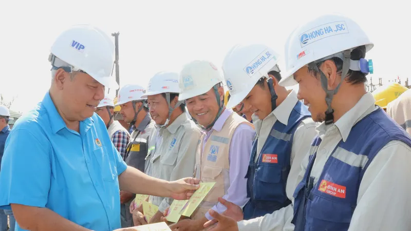 Chủ tịch LĐLĐ TPHCM Võ Khắc Thái thăm, tặng quà tết công nhân đang thi công xuyên tết tại công trường dự án đường Vành đai 3 TPHCM (đoạn qua TP Thủ Đức). Ảnh: THÁI PHƯƠNG 