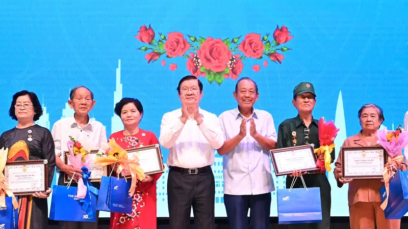 Nguyên Chủ tịch nước Trương Tấn Sang; nguyên Phó Thủ tướng Thường trực Trương Hòa Bình trao bảng tri ân và tặng quà lưu niệm đến các cựu tù chính trị, tù binh có quá trình cống hiến, tham gia Ban liên lạc trên 20 năm. Ảnh: VIỆT DŨNG