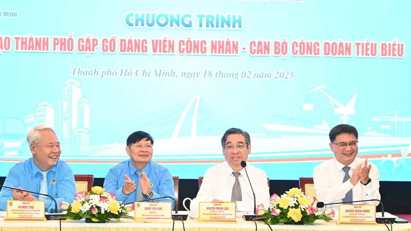 Lãnh đạo Tổng LĐLĐ Việt Nam và lãnh đạo TPHCM tại chương trình lãnh đạo thành phố gặp gỡ đảng viên công nhân – cán bộ Công đoàn tiêu biểu. Ảnh: VIỆT DŨNG