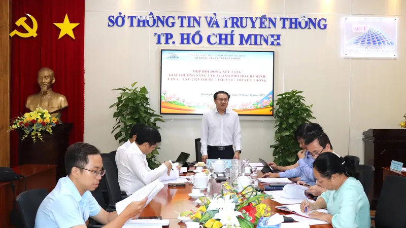 Giám đốc Sở TT-TT TPHCM Lâm Đình Thắng cùng các thành viên Hội đồng xét tặng Giải thưởng Sáng tạo TPHCM lần 4, năm 2025, thuộc lĩnh vực 4 họp xét chọn các công trình, giải pháp tham gia giải thưởng. Ảnh: THÁI PHƯƠNG