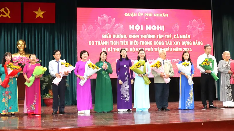 Chủ nhiệm Ủy ban Kiểm tra Thành ủy TPHCM Trần Kim Yến và Bí thư Quận ủy Phú Nhuận Phan Thị Thanh Phương biểu dương 5 đảng viên và 4 Bí thư Chi bộ khu phố được đề xuất biểu dương cấp thành phố