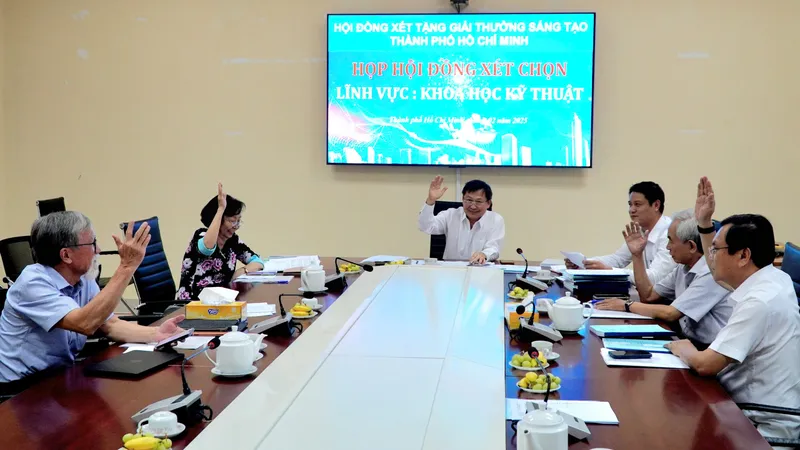 Hội đồng xét tặng Giải thưởng Sáng tạo TPHCM lần 4, lĩnh vực 6 (Khoa học kỹ thuật) tại cuộc họp đánh giá, chấm điểm và biểu quyết ở vòng sơ khảo