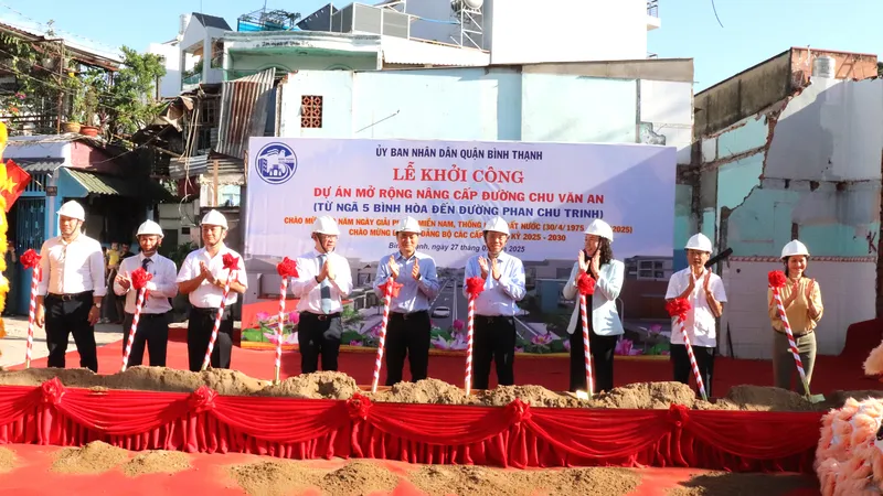 Phó Chủ tịch UBND TPHCM Bùi Xuân Cường cùng các đại biểu thực hiện nghi thức khởi công Công trình mở rộng nâng cấp đường Chu Văn An, sáng 27-2