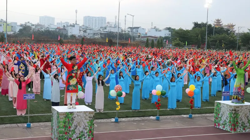 Hơn 3.000 đại biểu, trong đó có 28 đại biểu người nước ngoài trong trang phục áo dài truyền thống đã cùng đồng diễn dân vũ tại quận Bình Thạnh