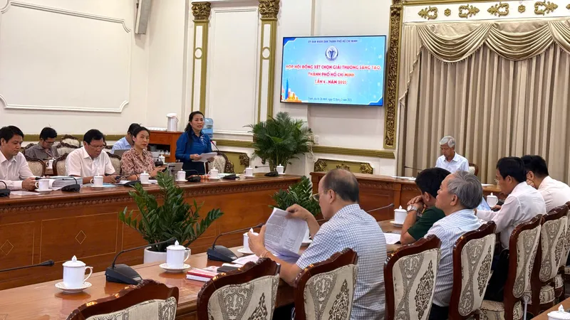 Phó Giám đốc Sở Nội vụ TPHCM Phan Kiều Thanh Hương báo cáo kết quả Giải thưởng Sáng tạo TPHCM lần 4 – 2025 tại cuộc họp chiều 12-3. Ảnh: THÁI PHƯƠNG