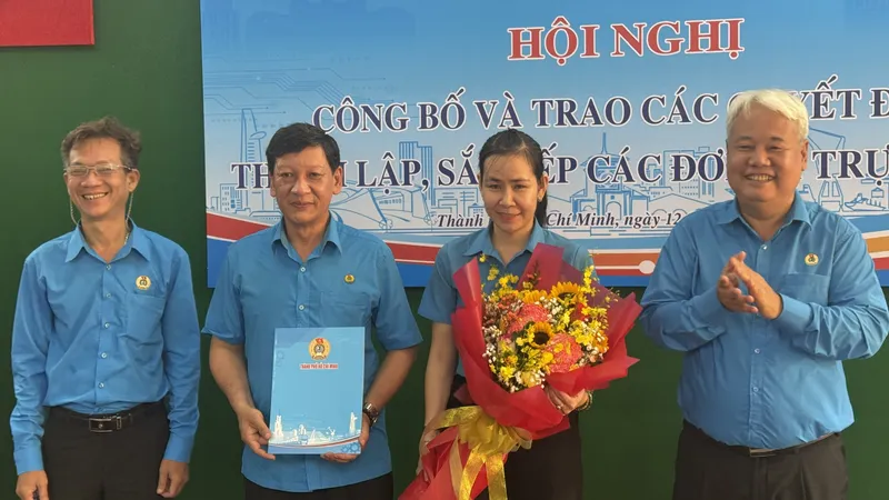 Chủ tịch LĐLĐ TPHCM Võ Khắc Thái trao quyết định đến các Ban sau hợp nhất