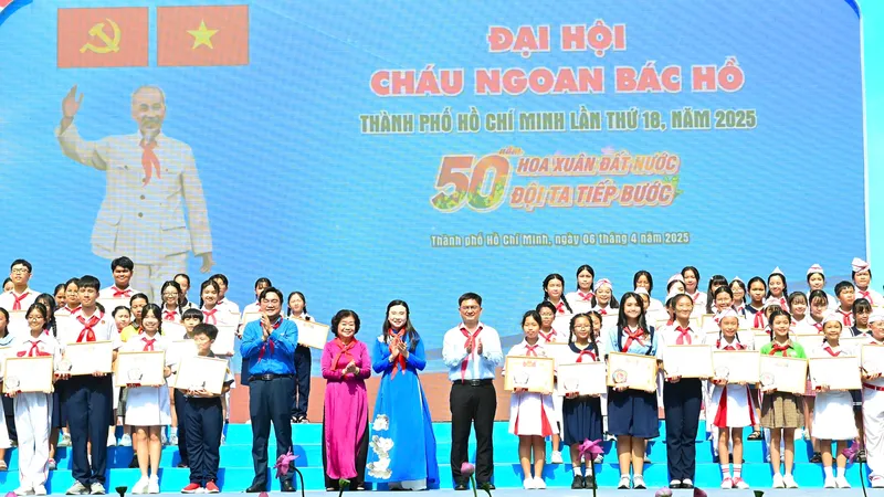 Các đồng chí Trương Mỹ Hoa, Nguyễn Phạm Duy Trang, Nguyễn Mạnh Cường biểu dương các gương Cháu ngoan Bác Hồ tiêu biểu. Ảnh: VIỆT DŨNG