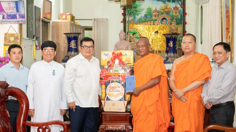 Phó Chủ tịch Ủy ban MTTQ Việt Nam TPHCM Ngô Thanh Sơn đến thăm, chúc Tết cổ truyền Chol Chnam Thmay tại chùa Candaransi. Ảnh QUỐC THANH