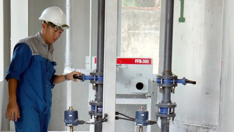 Nhân viên Nhà máy nước Tân Hiệp tại . Ảnh: ĐINH BÍCH
