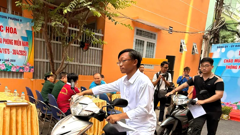 Niềm vui của người dân phường 8, quận Phú Nhuận khi nhận phương tiện sinh kế tại ngày hội