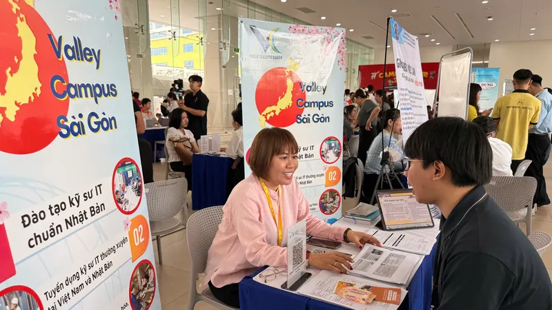 Sinh viên tìm cơ hội việc làm tại Ngày hội việc làm - VLU’S JOB FAIR 2025