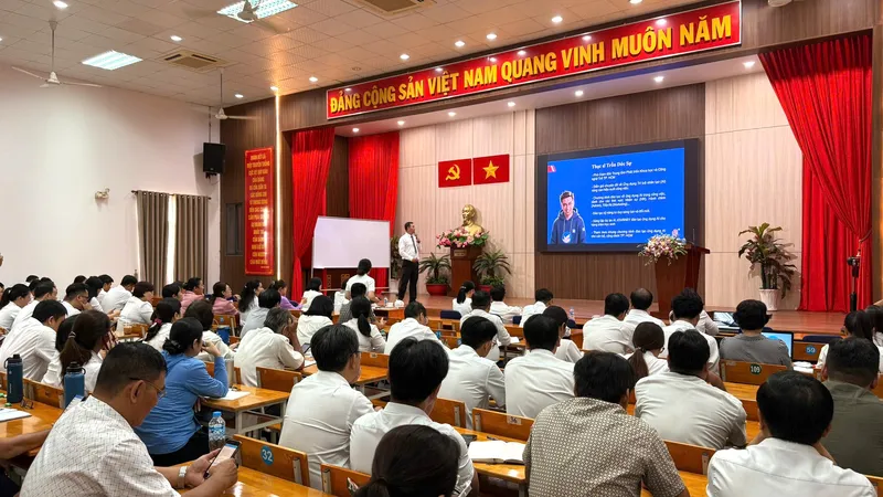 Hơn 400 cán bộ, công chức quận Phú Nhuận tham gia lớp tập huấn ứng dụng trí tuệ nhân tạo (AI) sáng 14-4