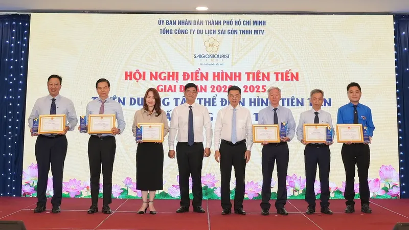 Phó Chủ tịch UBND TPHCM Nguyễn Văn Dũng tuyên dương các điển hình trong phong trào thi đua