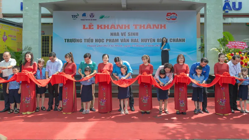 Đưa vào hoạt động nhà vệ sinh tại Trường Tiểu học Phạm Văn Hai 