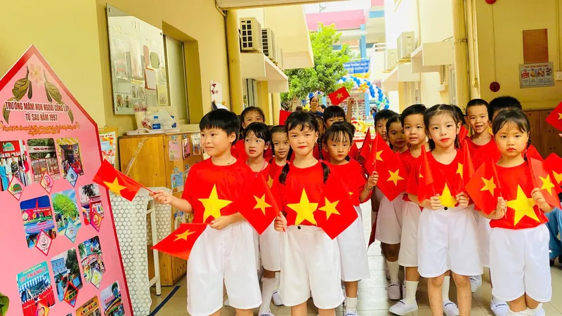 Học sinh Trường Mầm non Thành phố chuẩn bị tiết mục đồng diễn với Cờ Tổ quốc
