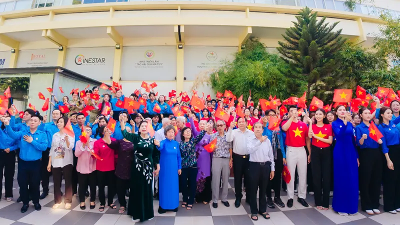 Hai thế hệ giơ cao lá Cờ Tổ quốc, hòa ca cùng nhau tại lễ chào cờ “Tôi yêu Tổ quốc tôi” ngày 24-4