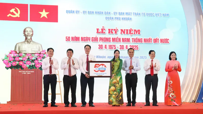 Thành ủy - HĐND - UBND - Ủy ban MTTQ Việt Nam TPHCM tặng quà dịp 50 năm Ngày Giải phóng miền Nam, thống nhất đất nước đến quận Phú Nhuận