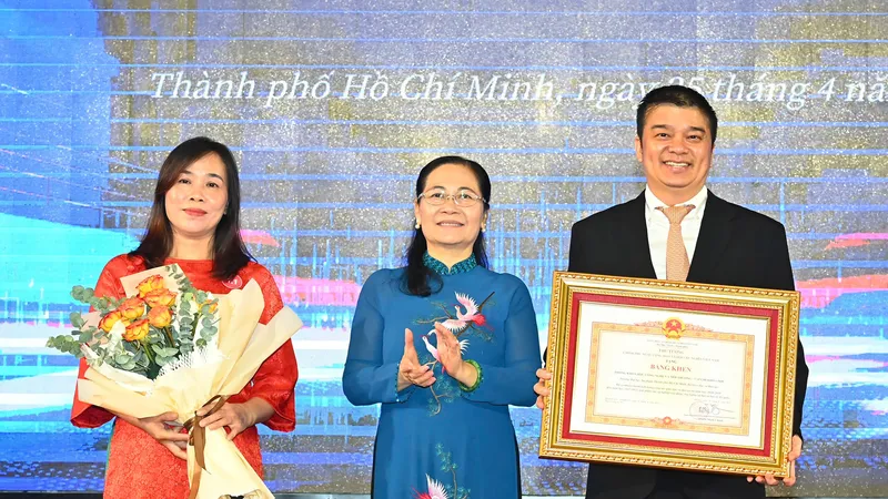 Đồng chí Nguyễn Thị Lệ, Phó Bí thư Thành ủy, Chủ tịch HĐND TPHCM trao Bằng khen của Thủ tướng Chính phủ đến tập thể. Ảnh VIỆT DŨNG