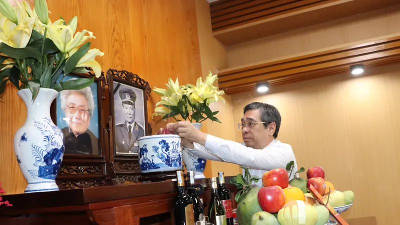 Đồng chí nguyễn Phước Lộc dâng hương tưởng nhớ Đại tướng Lê Đức Anh