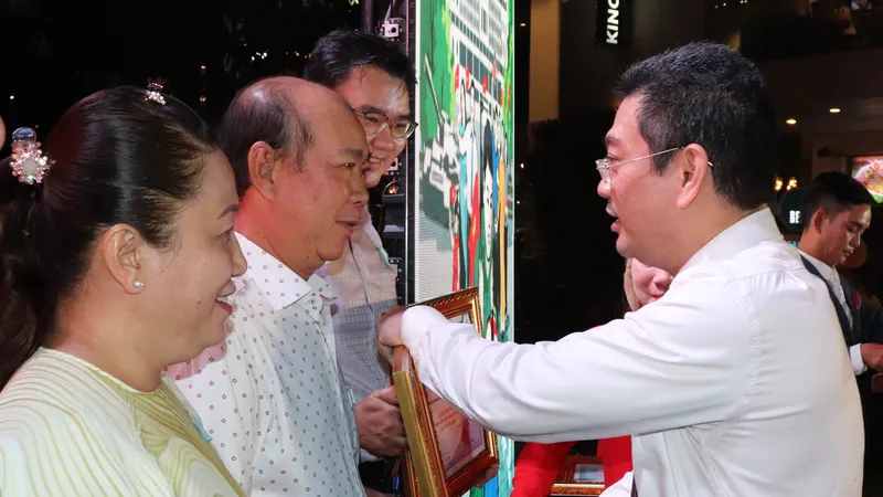 Bí thư Quận ủy quận 7 Hoàng Minh Tuấn Anh trao giấy công nhận đến các công trình thi đua tiêu biểu chào mừng 50 năm Ngày Giải phóng miền Nam, thống nhất đất nước 