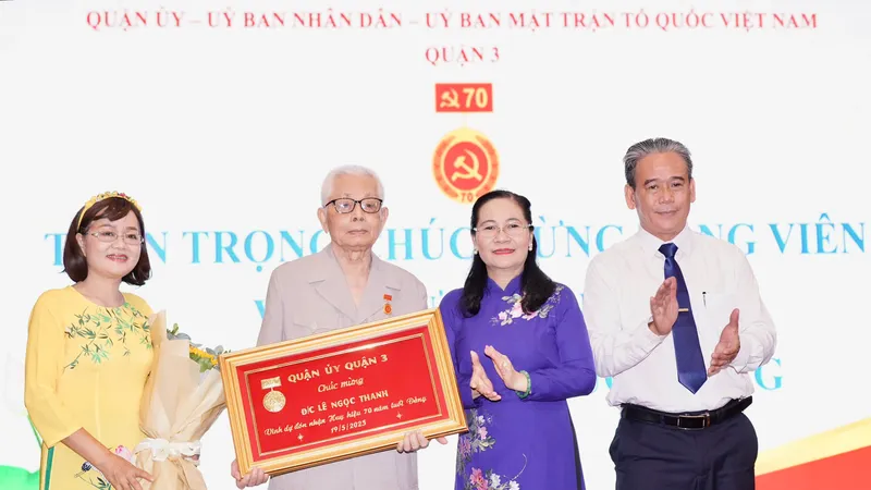 Đồng chí Nguyễn Thị Lệ, Phó Bí thư Thành ủy, Chủ tịch HĐND TPHCM trao Huy hiệu 70 năm tuổi Đảng đến đồng chí Lê Ngọc Thanh. Ảnh HOÀNG HÙNG