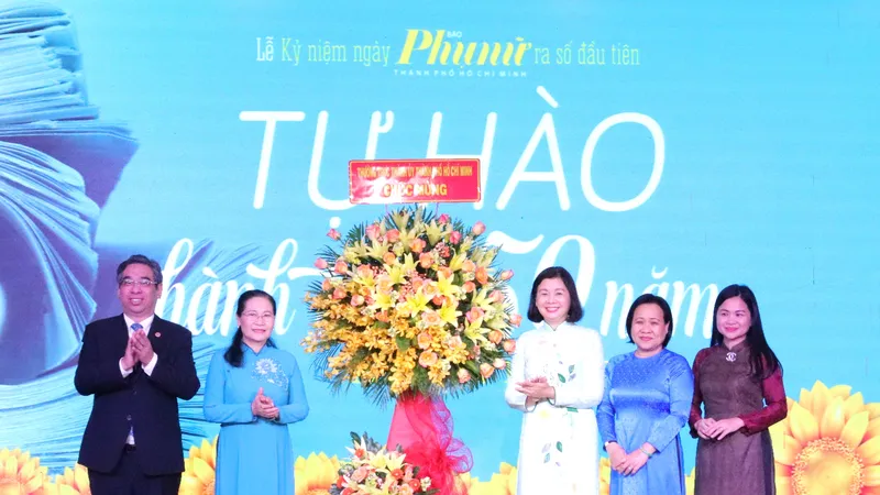 Đồng chí Nguyễn Thị Lệ, Phó Bí thư Thành ủy, Chủ tịch HĐND TPHCM và đồng chí Nguyễn Phước Lộc, Phó Bí thư Thành ủy, Chủ tịch Ủy ban MTTQ Việt Nam TPHCM tặng hoa chúc mừng kỷ niệm 50 năm Báo Phụ nữ TPHCM ra số đầu tiên