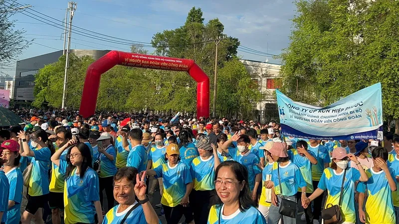 Hơn 2.000 công nhân, người lao động đi bộ 5 km góp quỹ hỗ trợ đồng nghiệp khó khăn