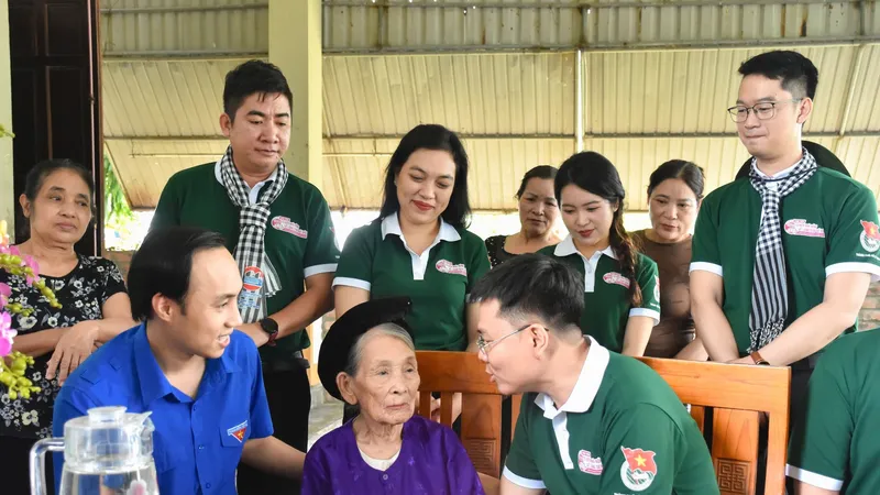 Tuổi trẻ TPHCM thăm Mẹ Việt Nam Anh hùng tại tỉnh Hà Tĩnh