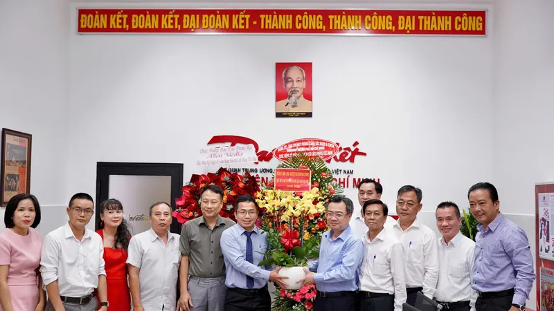 Phó Bí thư Thường trực Thành ủy TPHCM Nguyễn Thanh Nghị thăm, chúc mừng Văn phòng Báo Đại Đoàn Kết tại TPHCM. Ảnh: HOÀNG HÙNG