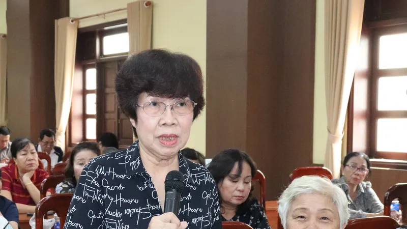 Cử tri quận 1 nêu ý kiến tại buổi tiếp xúc với Tổ ĐBQH đơn vị số 2