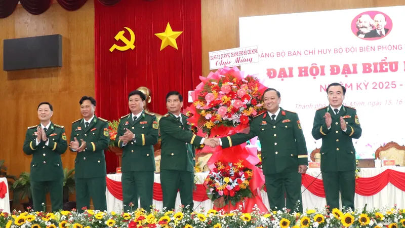 Đại tá Nguyễn Thành Trung trao hoa chúc mừng đại hội