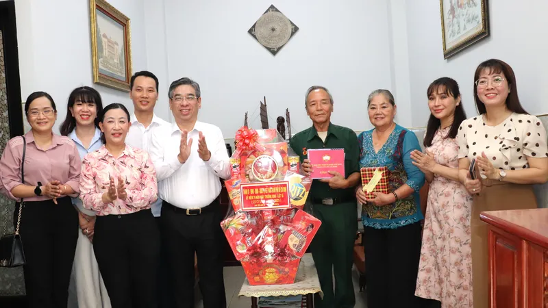 Phó Bí thư Thành ủy, Chủ tịch Ủy ban MTTQ Việt Nam TPHCM Nguyễn Phước Lộc thăm, tặng quà thương binh Nguyễn Văn Soạn