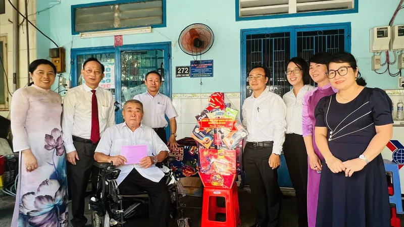 Đoàn đến nhà thăm, tặng quà gia đình thương binh, bệnh binh