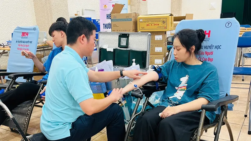 Người lao động tham gia hiến máu sáng 26-7 do LĐLĐ TPHCM phối hợp Hội Chữ thập đỏ TPHCM tổ chức
