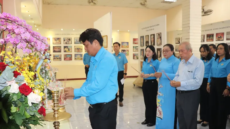 Chủ tịch LĐLĐ TPHCM Bùi Thanh Nhân cùng đoàn cán bộ công đoàn dâng hương tưởng nhớ Chủ tịch Hồ Chí Minh và Chủ tịch Tôn Đức Thắng tại phòng Truyền thống Công nhân - Công đoàn Thành phố
