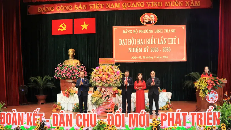 Chủ nhiệm Ủy ban Kiểm tra Thành ủy TPHCM Võ Văn Dũng tặng hoa của Thành ủy - HĐND - UBND - Ủy ban MTTQ Việt Nam TPHCM đến đại hội