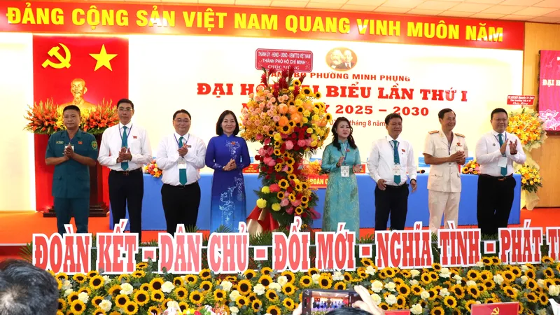 Phó Chủ tịch Thường trực Ủy ban MTTQ Việt Nam TPHCM Trương Thị Bích Hạnh tặng hoa của Thành ủy - HĐND - UBND - Ủy ban MTTQ Việt Nam TPHCM chúc mừng đại hội