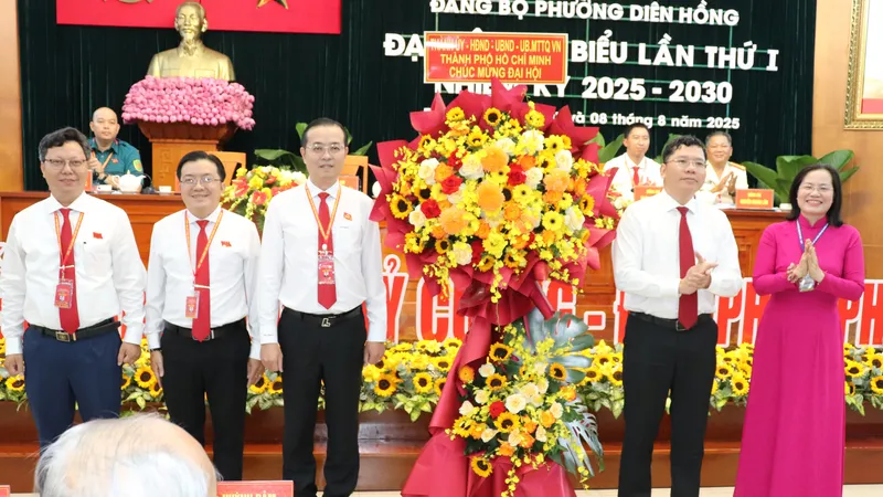Phó Trưởng Ban Tuyên giáo và Dân vận Thành ủy TPHCM đồng chí Hoàng Nguyên Dinh tặng hoa của Thành ủy - HĐND - UBND - Ủy ban MTTQ Việt Nam TPHCM chúc mừng đại hội