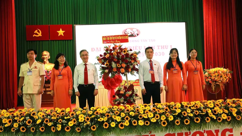 Phó Bí thư Thành ủy TPHCM Đặng Minh Thông tặng hoa của Thành ủy - HĐND - UBND - Ủy ban MTTQ Việt Nam TPHCM chúc mừng đại hội