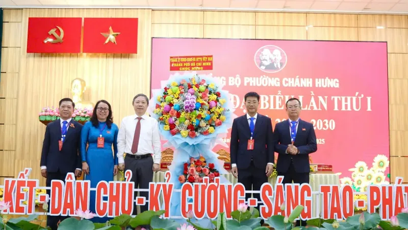 Đồng chí Dương Anh Đức tặng hoa của Thành ủy - HĐND - UBND - Ủy ban MTTQ Việt Nam TPHCM chúc mừng đại hội