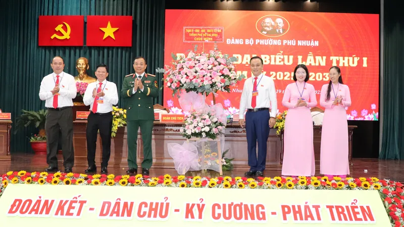 Thiếu tướng Vũ Văn Điền, Tư lệnh Bộ Tư lệnh TPHCM tặng hoa của Thành ủy - HĐND - UBND - Ủy ban MTTQ Việt Nam TPHCM đến đại hội