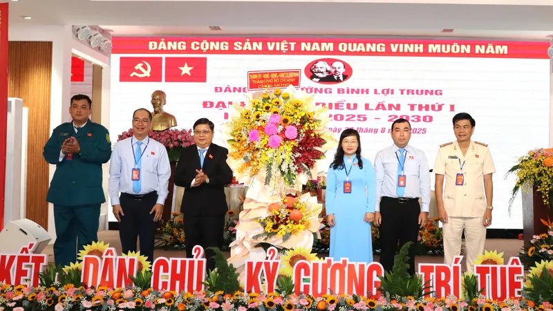Đồng chí Nguyễn Chí Trung tặng hoa của Thành ủy - HĐND - UBND - Ủy ban MTTQ Việt Nam TPHCM chúc mừng đại hội