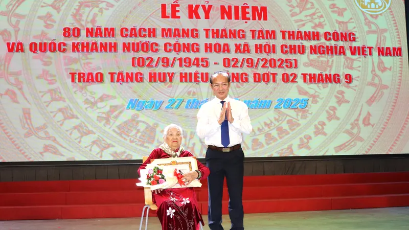 Chủ nhiệm Ủy ban Kiểm tra Thành ủy TPHCM Võ Văn Dũng trao Huy hiệu 80 năm tuổi Đảng đến đồng chí Nguyễn Thị Phúc